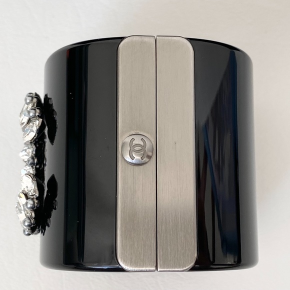 CHANEL 2017K BLACK RESIN CUFF SILVER TONE CC LOGO CRYSTALS NEW IN BOX - Picture 8 of 15